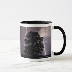 Taza Rayos en el cielo detrás de un árbol