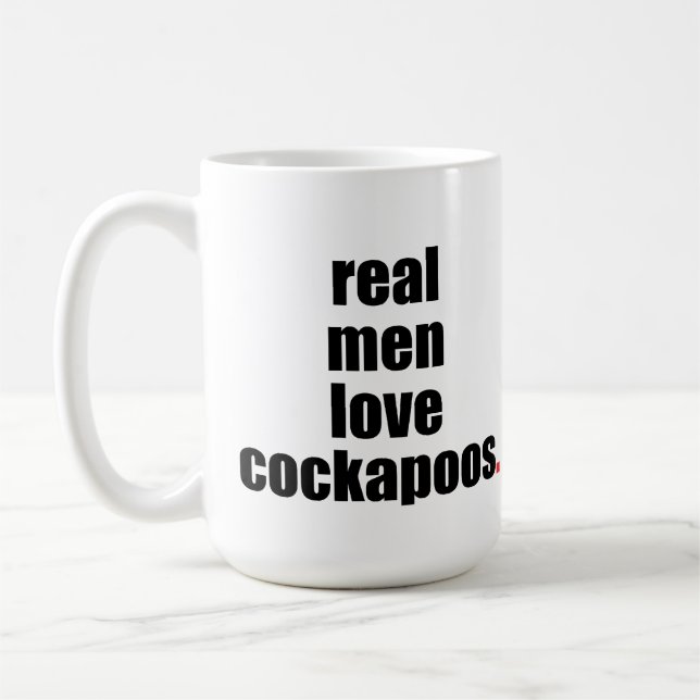 Taza real de Cockapoos del amor de los hombres (Izquierda)
