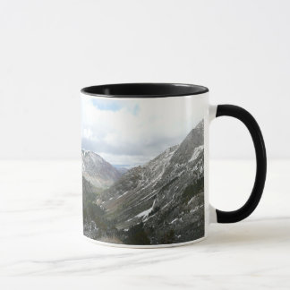 Taza Recorriendo las nevadas montañas de Sierra Nevada