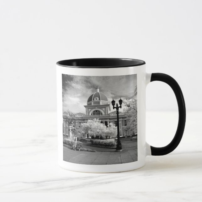 Taza Red Infra del Parlamento en Cienfuegos Cuba llamad (Derecha)
