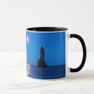 Taza Reflejo del claro de luna en el océano y pilares d