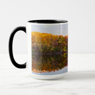 Taza reflexiones de otoño y estanque en el parque marth