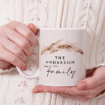 Taza Regalo económico moderno de la familia de pampas<br><div class="desc">Diseño de tazas de regalo personalizado de la familia de pampas naturales bohemias de bajo costo. Impresionante y elegante escritura de texto y en el follaje botánico de moda con este color beige,  terracota,  negro y verde azulado contemporáneo.</div>