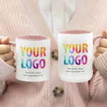 Taza Regalo promocional del logotipo de la empresa pers<br><div class="desc">Personalice fácilmente esta taza con el logotipo de su propia empresa y la información de su negocio. Las tazas promocionales causan una impresión duradera, por lo que hacen grandes regalos corporativos, regalos o recuerdos para clientes, clientes y empleados. Sugerencia de diseño: lleve la personalización de marca al siguiente nivel seleccionando...</div>