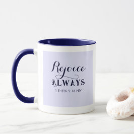 Taza Regocijo en la Biblia del Señor contra el azul cri