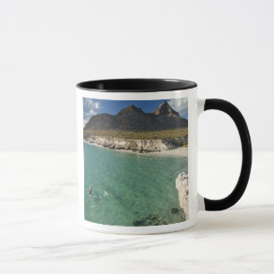 Taza Remero en kayak en el Golfo de California en Isla