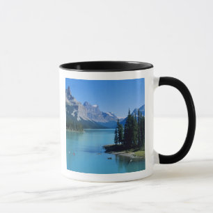Taza Remo en kayak en el lago Maligne en Spirit Island