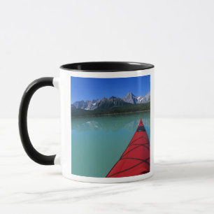 Taza Remo en kayak en el lago Waterfowl debajo del pico