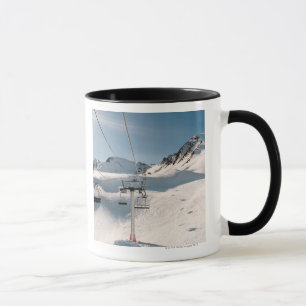 Taza remonte en paisaje nevoso soleado