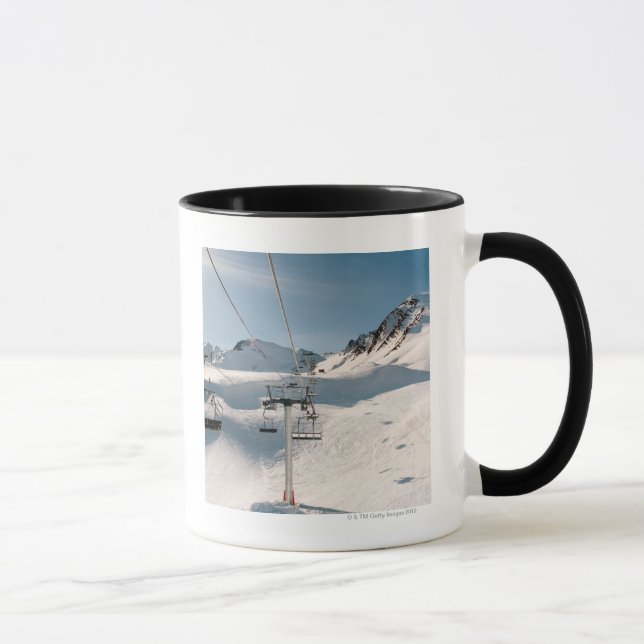 Taza remonte en paisaje nevoso soleado (Derecha)