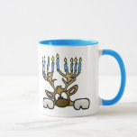 Taza Reno con Menorah Antlers Chrismukkah Mug<br><div class="desc">Esta taza muestra a mi reno judío cuyos cuernos son menorah. El texto de la taza puede cambiarse o eliminarse. Así que puedes personalizar esto como quieras. Esto hace un regalo divertido para la persona judía que conoces o alguien que tiene un cónyuge o pareja judío. Estoy mostrando esto en...</div>