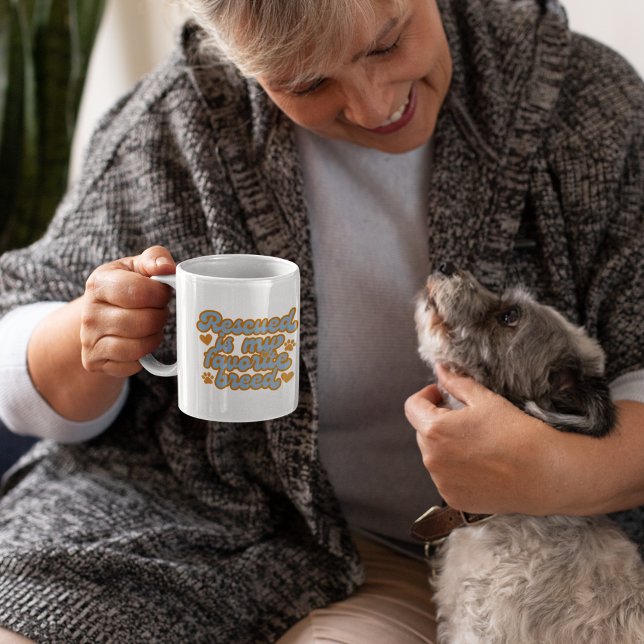 Taza Rescatado es mi cerdo favorito (Celebrate the special dog rescue parent with this fun, "Rescued is my favorite breed" mug! )
