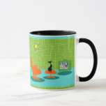Taza retra del gatito de la era espacial<br><div class="desc">Se dice que los perros tienen dueños y los gatos tienen el personal. ¡El felino en esta taza retra del gatito de la era espacial no podía estar de acuerdo más! El estilo de los años 60, características del diseño minimalistas del arte un gato liso, negro en una sala de...</div>