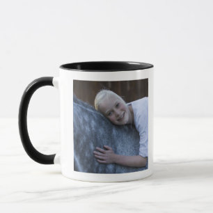 Taza retrato de la chica joven en el caballo blanco