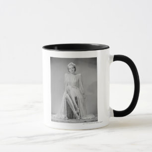 Taza Retrato del estudio de la mujer joven en camisón
