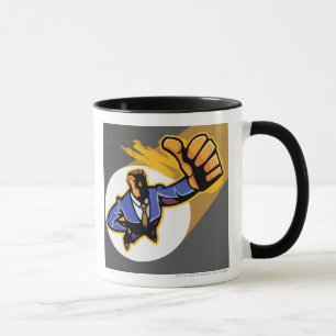 Taza Retrato del hombre joven que muestra los pulgares