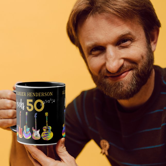 Taza Rock and Roll 50 cumpleaños Funky Guitar (Rock and roll personalized name 50th birthday mug black and gold typography cool funky guitars)