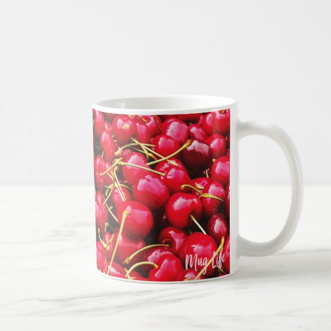 Taza roja brillante de la foto de las cerezas (Derecha)