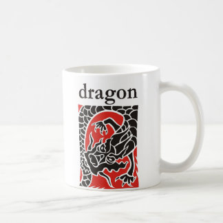 Taza roja de la obra clásica del dragón