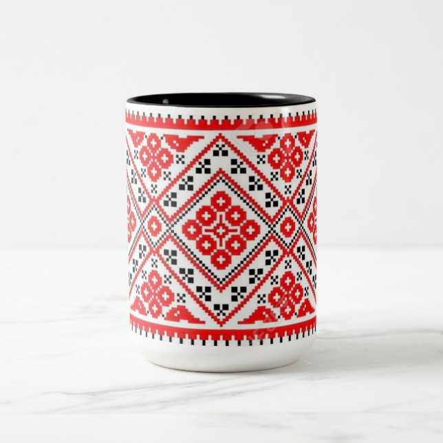 Taza roja de los soles del bordado de Vyshyvanka (Centro)