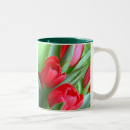 Taza roja de los tulipanes