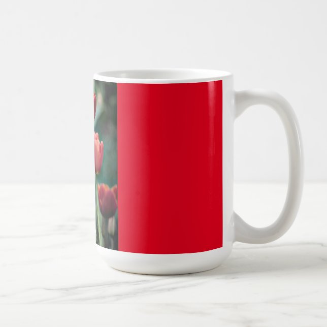 Taza roja del campanero con los tulipanes rojos (Derecha)