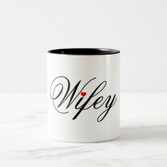 Taza roja del corazón de Wifey blanca y negra (Centro)