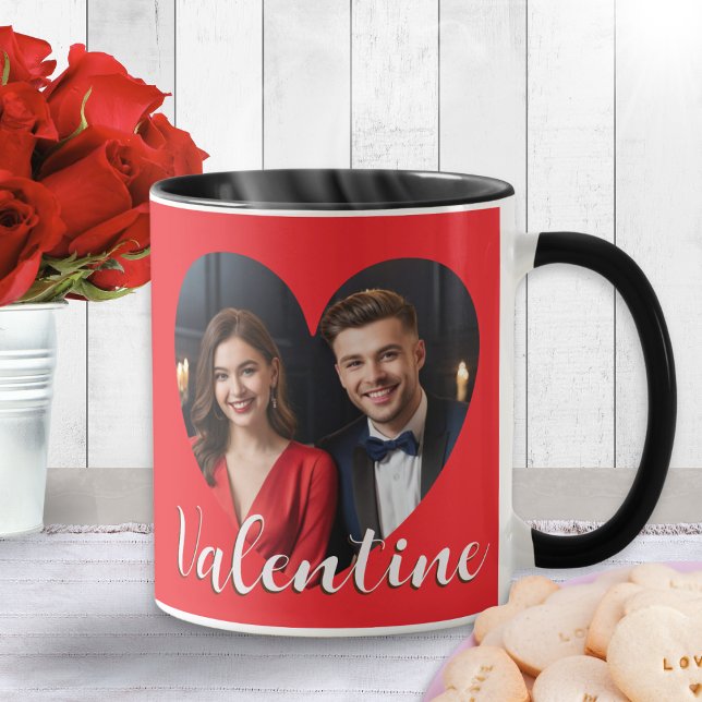 Taza Romántico moderno lindo Personalizado de San Valen (A red mug for Valentine's Day with custom photo in a love-heart shaped 'frame' and your text on back)