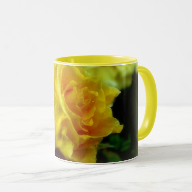 Taza Rosa amarilla en la bebida de lluvia Mug (Anverso derecho)