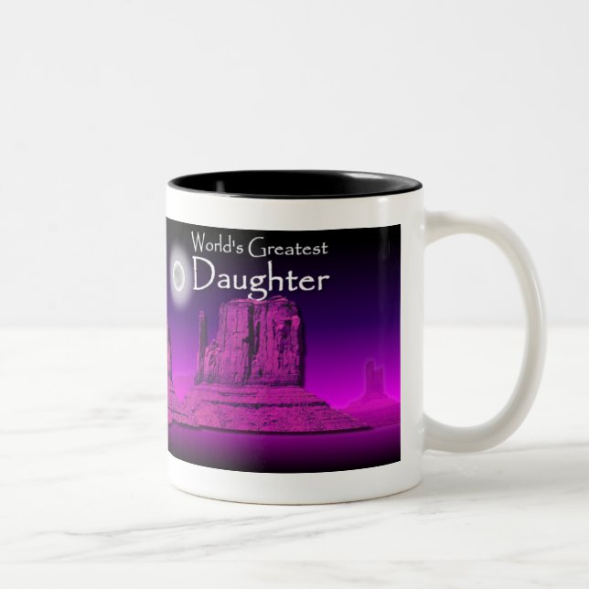 Taza rosada de las manos cariñosas de la hija (Derecha)