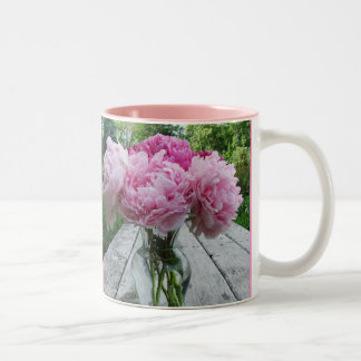 Taza rosada del arreglo del florero de los Peonies