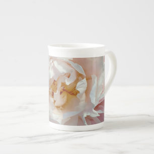 Taza rosada delicada de la porcelana de hueso de