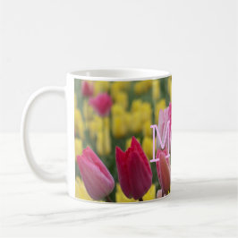 Taza rosada y amarilla de la MAMÁ de los tulipanes