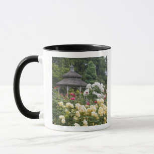 Taza Rosas en flor y jardín de rosas Gazebo en el