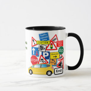 Taza Rótulos de carretera y automóviles amarillos