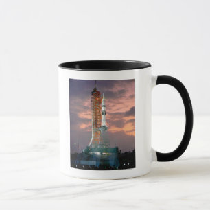 Taza Roturas del amanecer detrás de ASTP Saturn IB CDDT