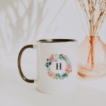 Taza Rubor Floral Wreath Monograma café Mug<br><div class="desc">Diseño personalizado de moda. Estas tazas hacen el regalo perfecto. Agregue la redacción de su personalizado a este diseño utilizando los cuadros "Editar esta plantilla de diseño" situados en la parte derecha del elemento, o haga clic en el botón azul "Personalizar" para organizar el texto, cambiar los tipos de letra...</div>