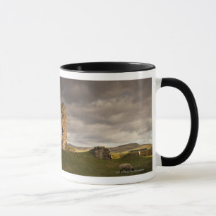 Taza Ruinas del castillo de Cessford con las ovejas que