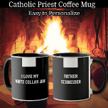 Taza Sacerdote católico Collar de Clérigos Negros Relig<br><div class="desc">A cada sacerdote le encantará tener su propia taza personalizada con el collar del sacerdote católico romano. Se pueden modificar todo el texto y las fuentes.</div>