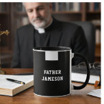 Taza Sacerdote católico Collar negro religioso<br><div class="desc">¡A cada sacerdote le encantará tener su propia taza personalizada con el collar del sacerdote católico romano,  el clero del sacerdote! El nombre y el cuello blanco están impresos a ambos lados de los tazones. Se pueden modificar todo el texto y las fuentes.</div>
