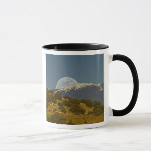 Taza Salida de la luna sobre las montañas Sangre de Cri