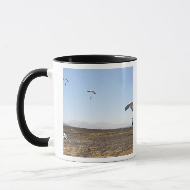 Taza Saltadores de paracaídas gratuitos (Izquierda)