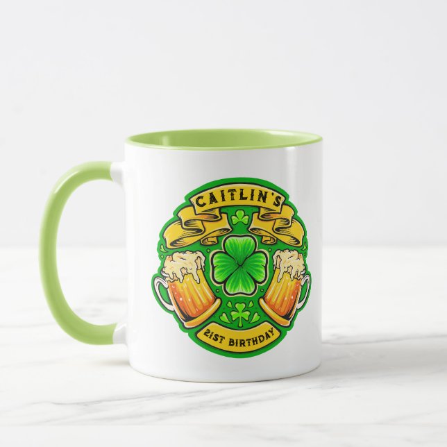 Taza Saludos Día de St Patricks Día Shamrock 21 cumplea (Izquierda)