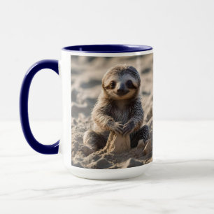 Taza Sandy Shores: Baby Sloth construyendo castillos de
