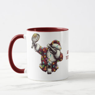 Taza Santa haciendo dab mientras juega Pickleball Amant