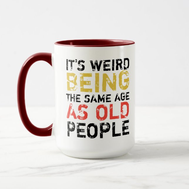 Taza sarcástico gracioso es raro ser de la misma edad q (Izquierda)