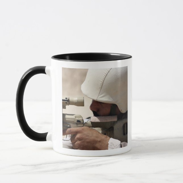 Taza Sargento del ejército iraquí mira a distancia (Izquierda)