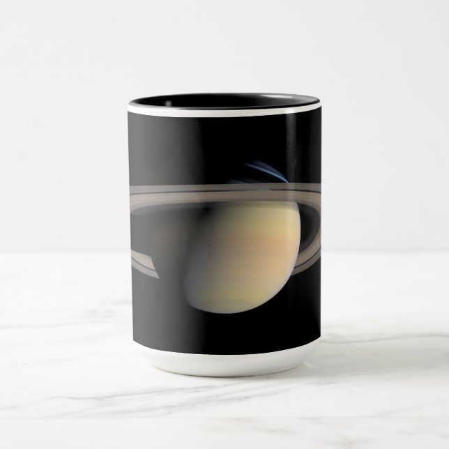 Taza Saturno iluminado por el sol Planeta gigante gaseo (Centro)