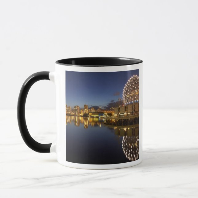 Taza Science World y CBD reflejados en False Creek, (Izquierda)