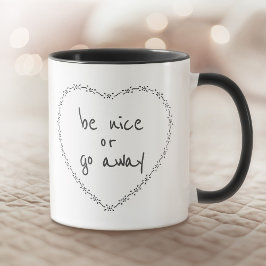 Taza Sé agradable o vete del corazón floral simple blan